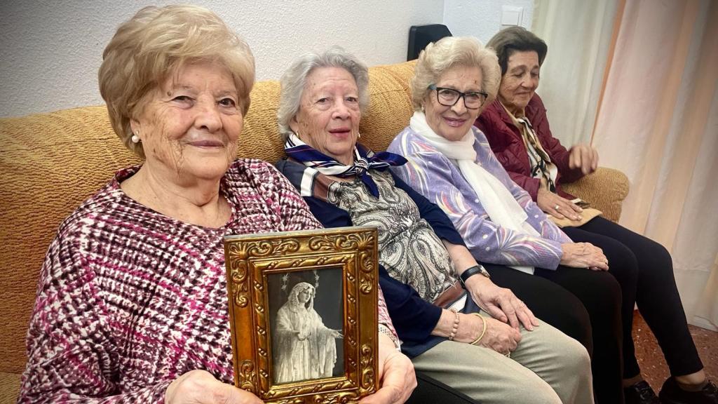 Las tres hermanas y su cuñada.