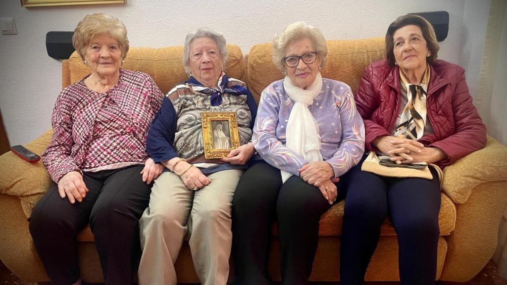 Una imagen de las hermanas con su cuñada.