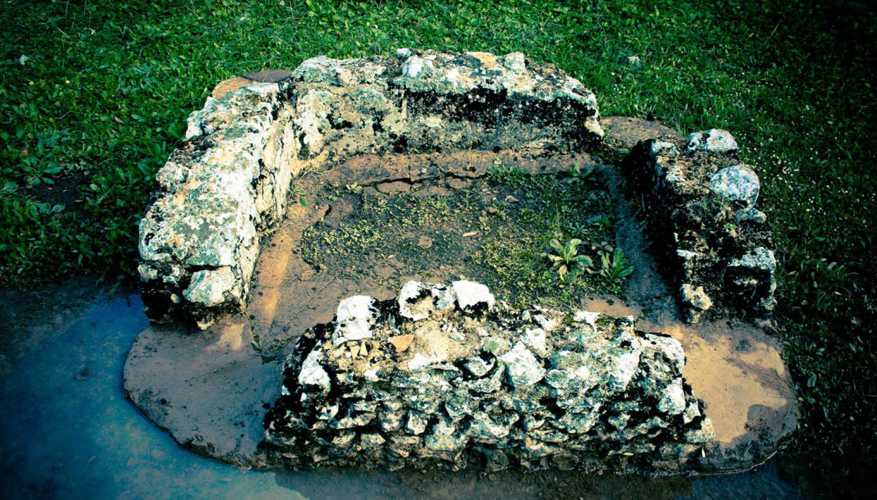 Restos de la fuente de Minerva. Aquí se encontró un torso de estatua de mármol, hoy desaparecido.