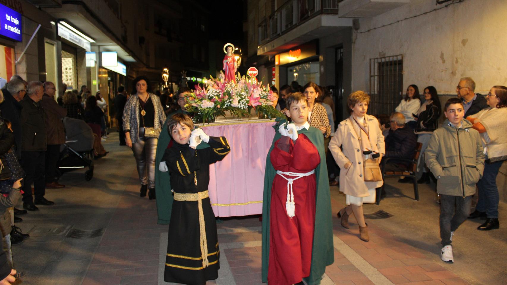 Los más pequeños procesionando por Quintanar de la Orden.