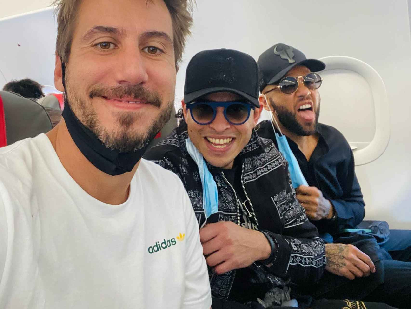 Bruno Brasil junto a Dani Alves y un amigo común en un avión