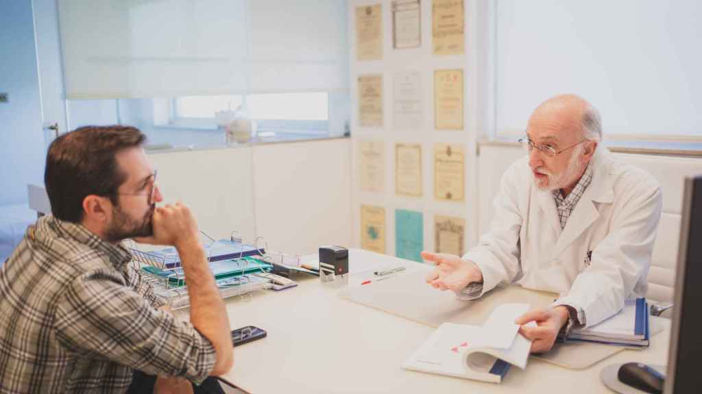EL ESPAÑOL | Porfolio durante la entrevista con el doctor Cacabelos, en su despacho.