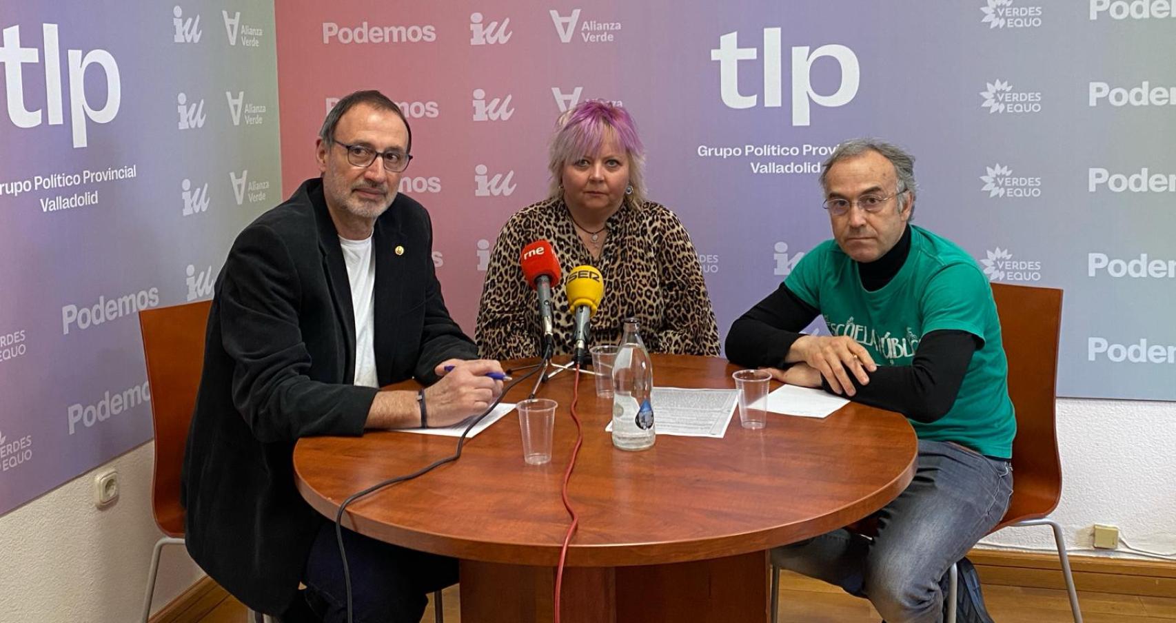 El diputado Julio Pereda (TLP) con Elisa, la madre del joven con discapacidad, y Juan Carlos Rojo