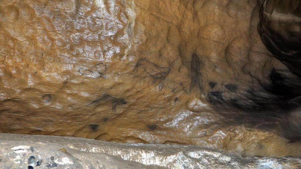 Una de las paredes con pinturas rupestres