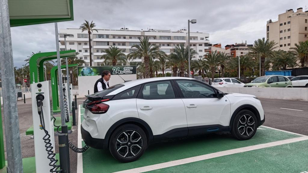 Estaciones de carga en la avenida de Alicante de Elche.