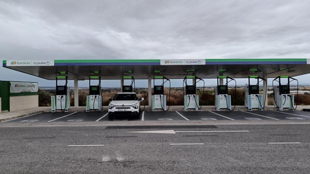 Estaciones de Iberdrola en el área de servicio entre Elche y Alicante.