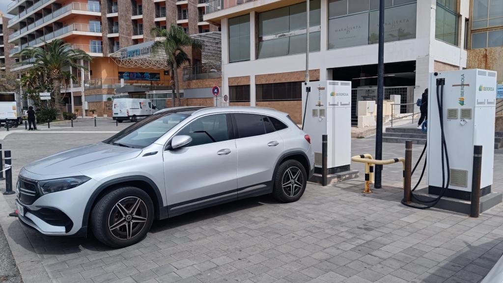 Un coche recargando en la zona del puerto de Alicante.