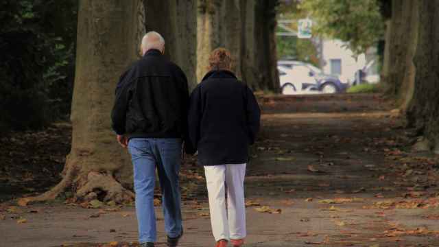 Dos pensionistas paseando.