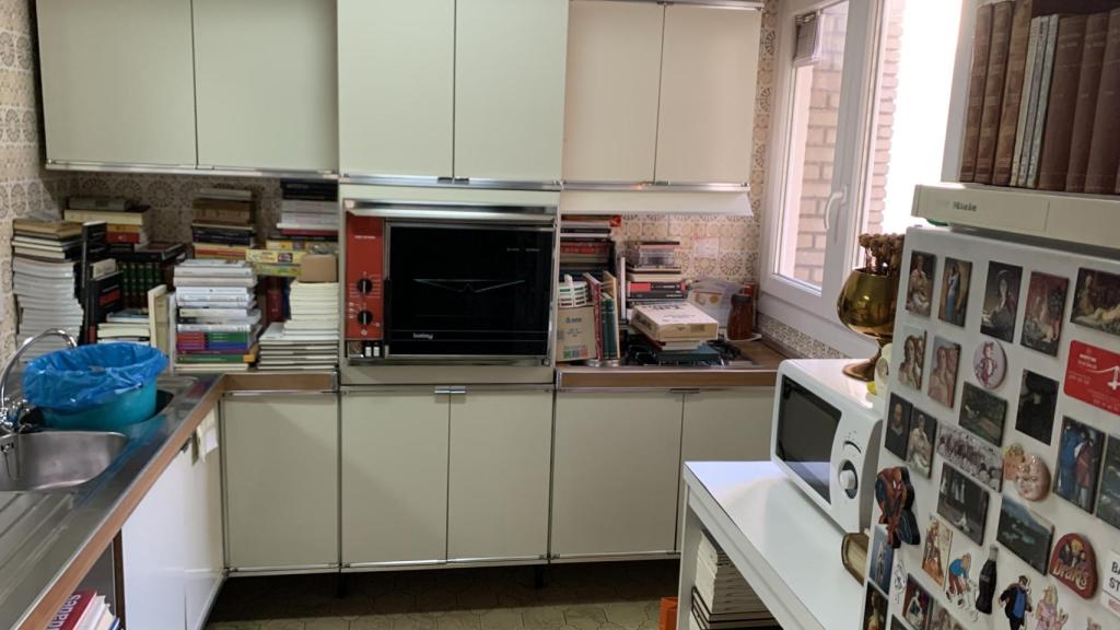 La cocina-biblioteca de Luis Alberto de Cuenca.