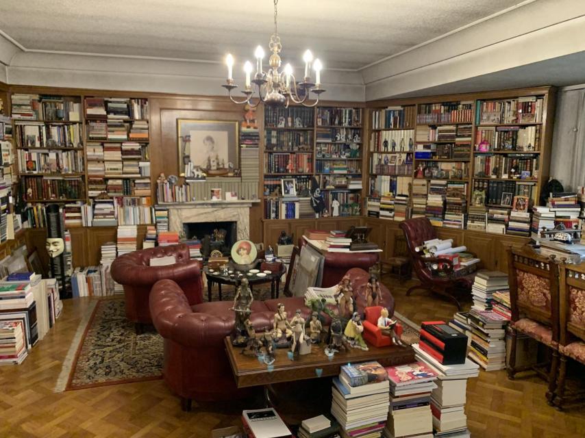 El salón-biblioteca de Luis Alberto de Cuenca.