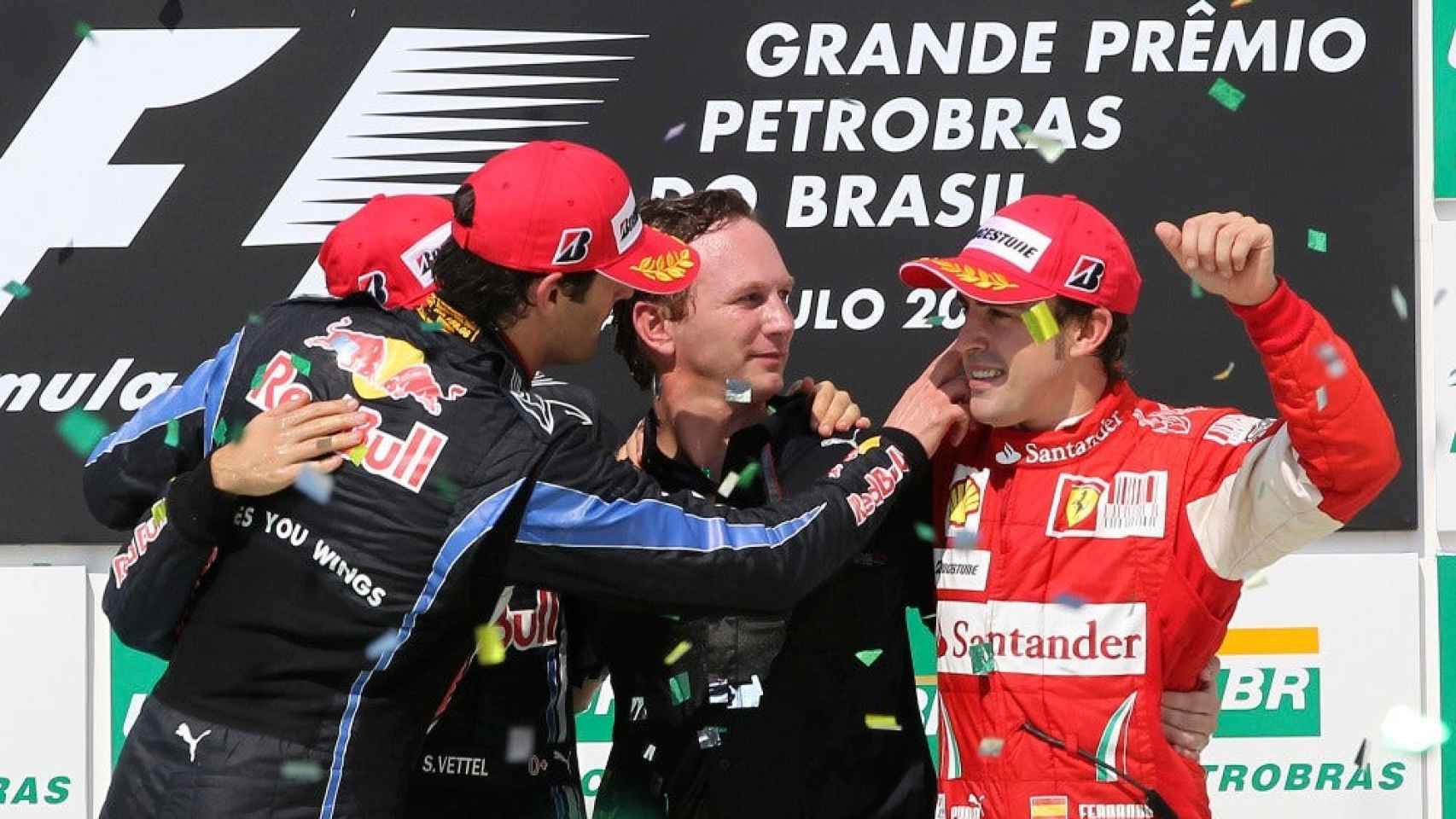 Fernando Alonso y Christian Horner junto a Sebastian Vettel y Mark Webber en el podio del GP de Brasil 2010