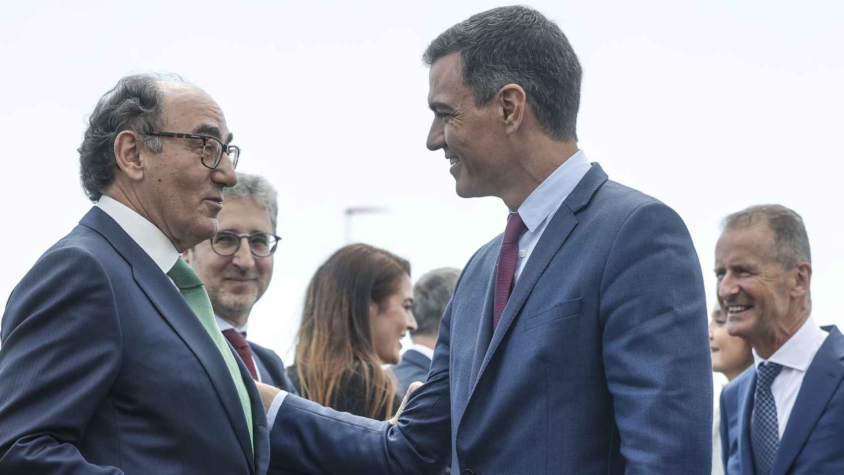 Ignacio Sánchez Galán, presidente de Iberdrola, saluda a Pedro Sánchez, presidente del Gobierno.