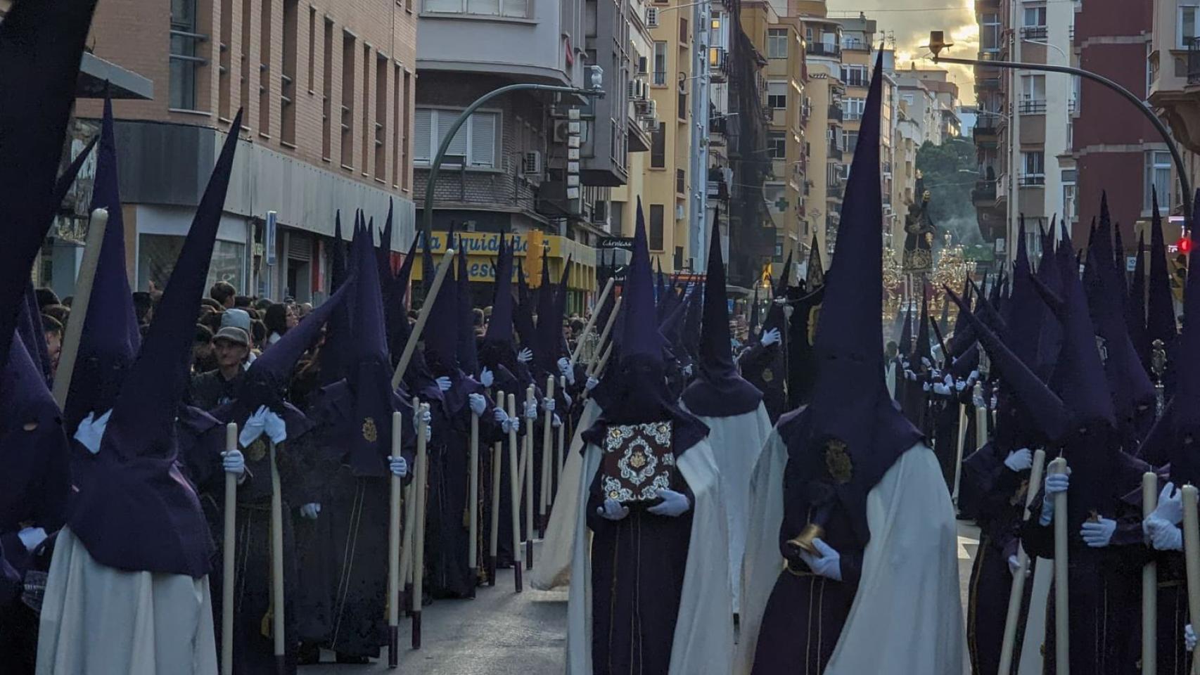 El Nazareno del Perdón avanza por La Trinidad bajo un bonito atardecer.