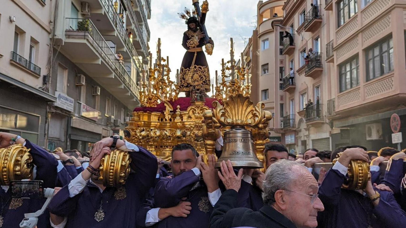 Francisco de la Torre da unos toques de campana en el trono del Nazareno del Perdón.