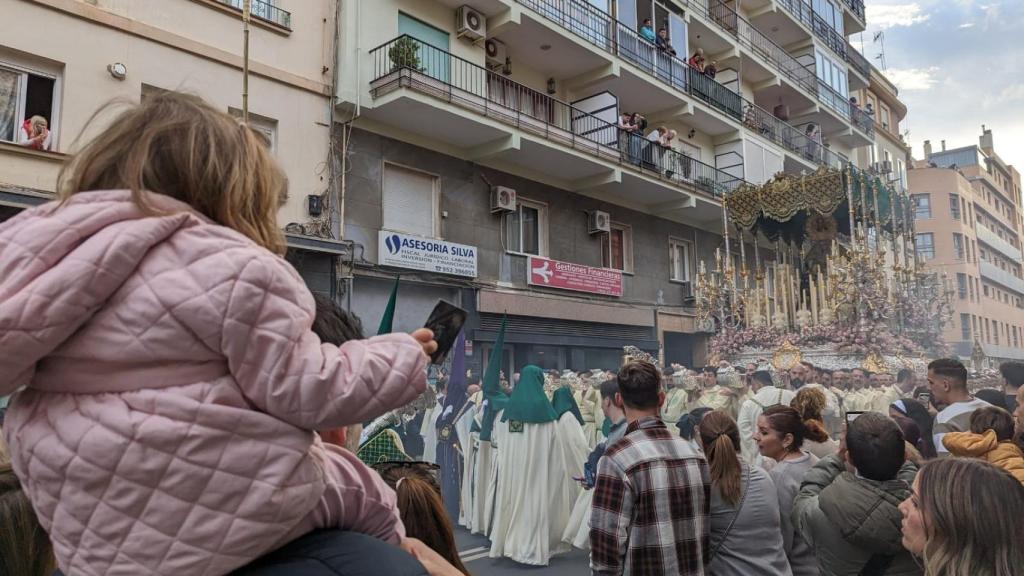 La Virgen de Nueva Esperanza levanta pasiones entre los más pequeños.