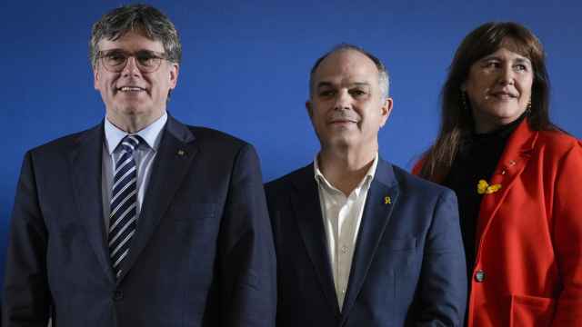 Puigdemont junto a Jordi Turull y Laura Borràs, este martes en Perpiñán (Francia), donde ha firmado un pacto con otros partidos independentistas para las elecciones europeas.