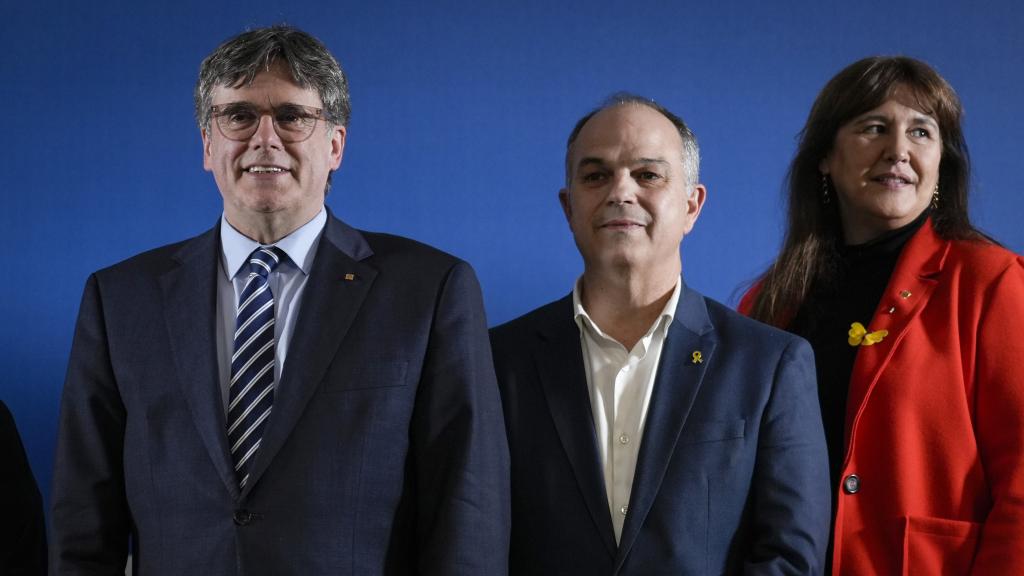 Puigdemont junto a Jordi Turull y Laura Borràs, este martes en Perpiñán (Francia), donde ha firmado un pacto con otros partidos independentistas para las elecciones europeas.
