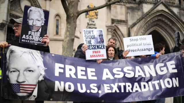Varios simpatizantes de Julian Assange protestan frente a los Tribunales Reales de Justicia, este martes en Londres.