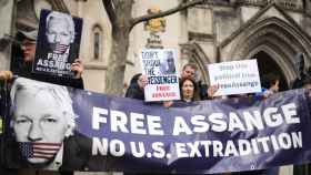 Varios simpatizantes de Julian Assange protestan frente a los Tribunales Reales de Justicia, este martes en Londres.