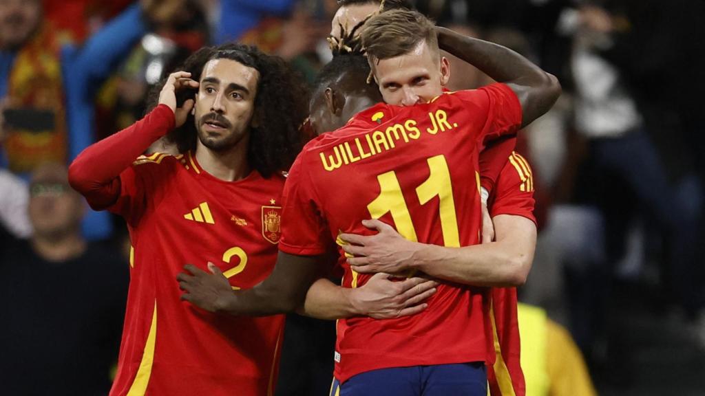 Dani Olmo, felicitado por sus compañeros de España.