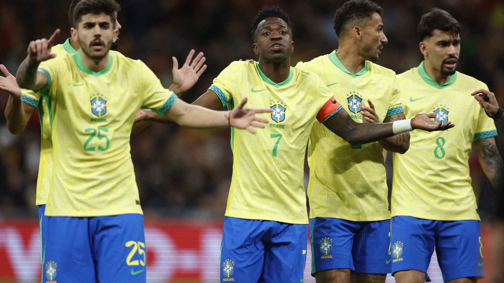 Vinicius y otros jugadores de Brasil se lamentan por el penalti.