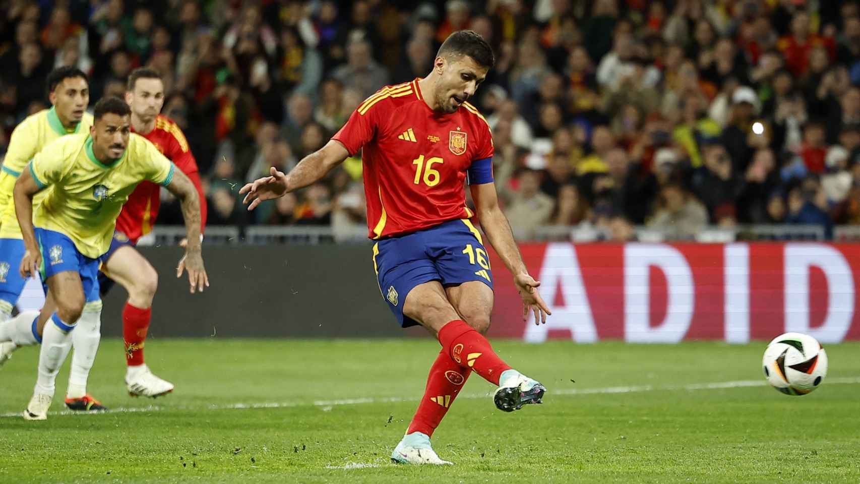 Rodri ejecuta el primer penalti con España.