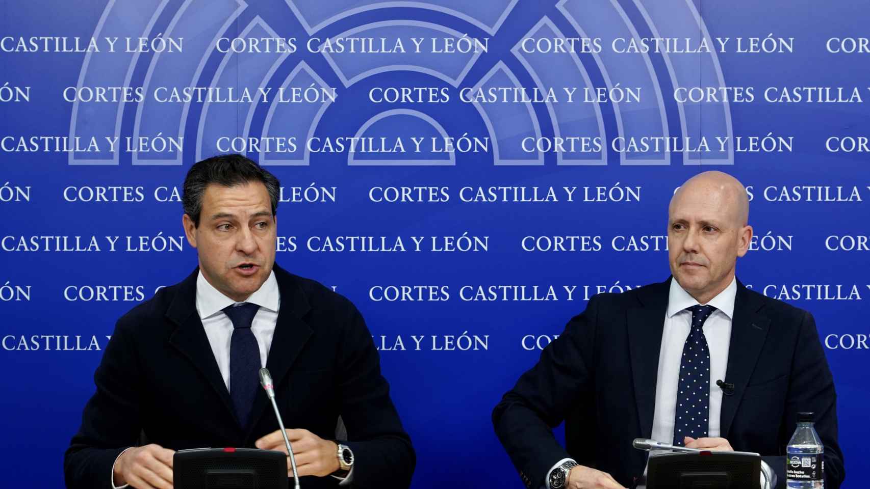 Los portavoces de los grupos PP y Vox en las Cortes, Raúl de la Hoz y Carlos Menéndez, presentan la proposición sobre la ley de la Concordia