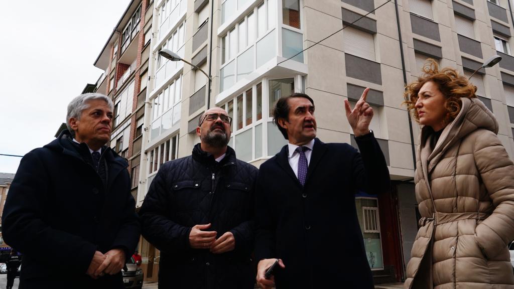 El consejero de Medio Ambiente, Vivienda y Ordenación del Territorio, Juan Carlos Suárez-Quiñones; junto al alcalde de Ponferrada, Marco Morala; la directora general de Vivienda, Arquitectura, Ordenación del Territorio y Urbanismo, María Pardo; y el delegado de la Junta en León, Eduardo Diego