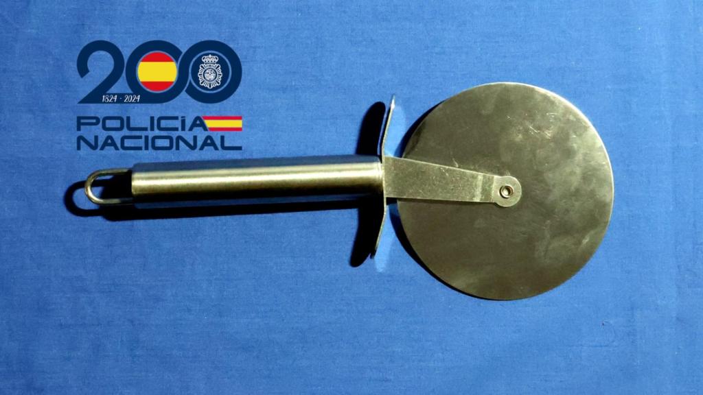 Cortador de pizzas con el que el ladrón agredió a un trabajador