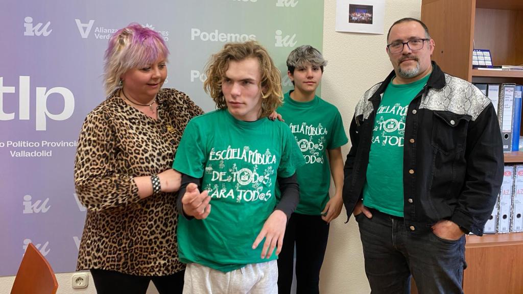 Elisa Cerrillo del Barrio junto a Fabio, su hijo con parálisis cerebral, el padre y el hermano del joven