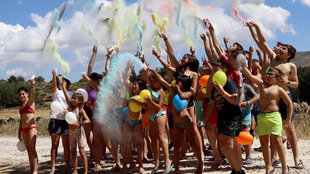 Los jóvenes divirtiéndose