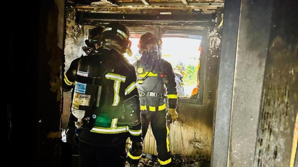 Los bomberos en la casa calcinada en Aldeamayor de San Martín, Valladolid
