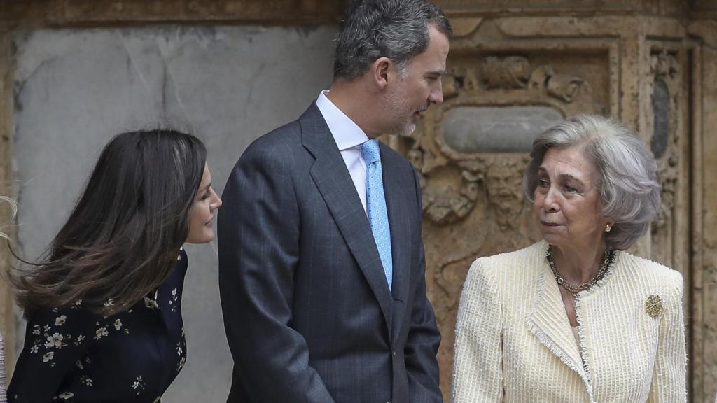 Letizia, muy cómplice con la emérita Sofía en la misa de Pascua de 2019.