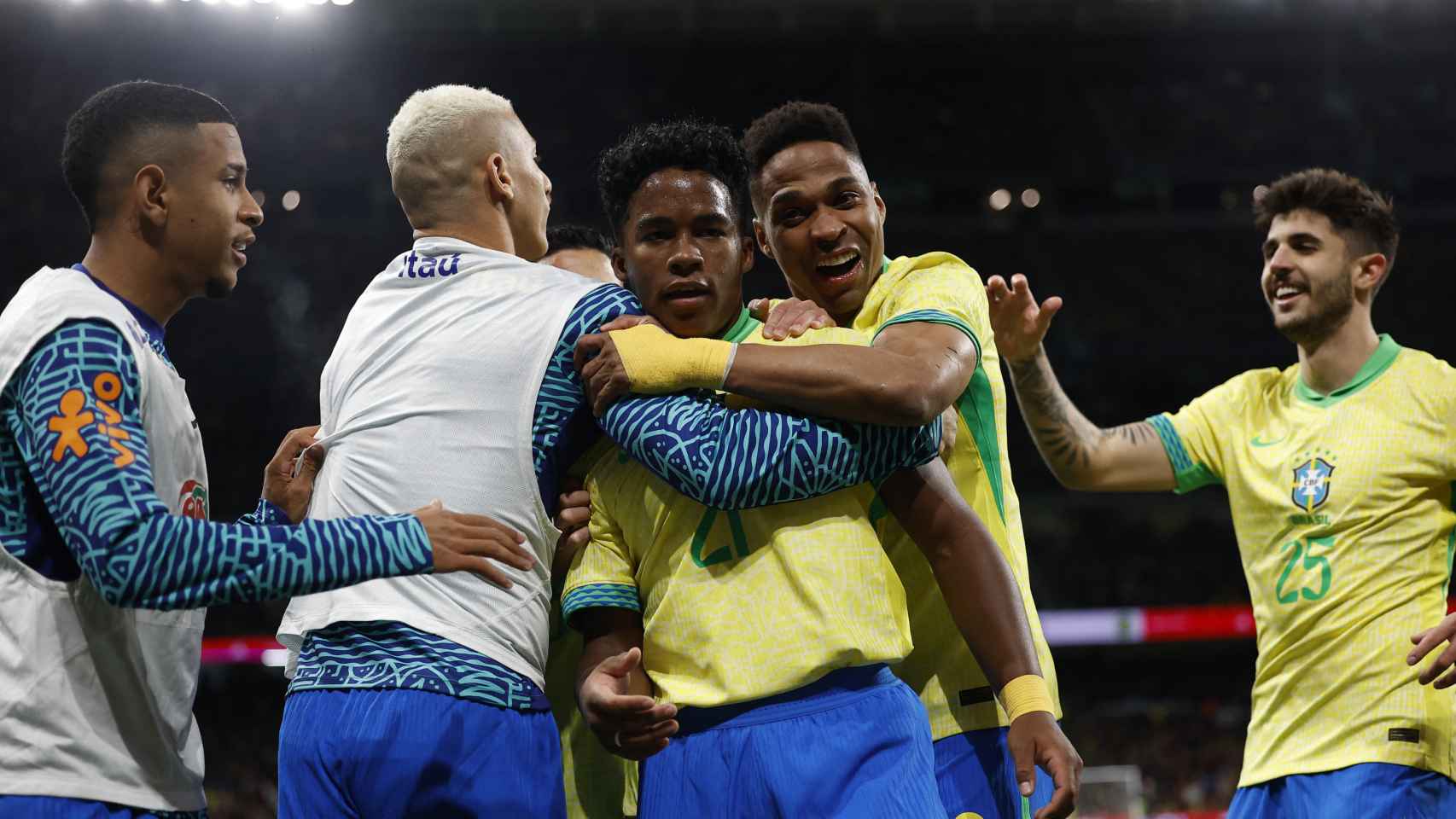 Los jugadores de Brasil celebran el gol de Endrick.
