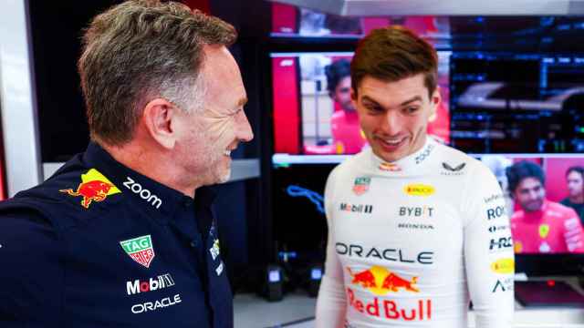 Christian Horner habla con Max Verstappen en el Gran Premio de Arabia Saudí 2024 de Fórmula 1