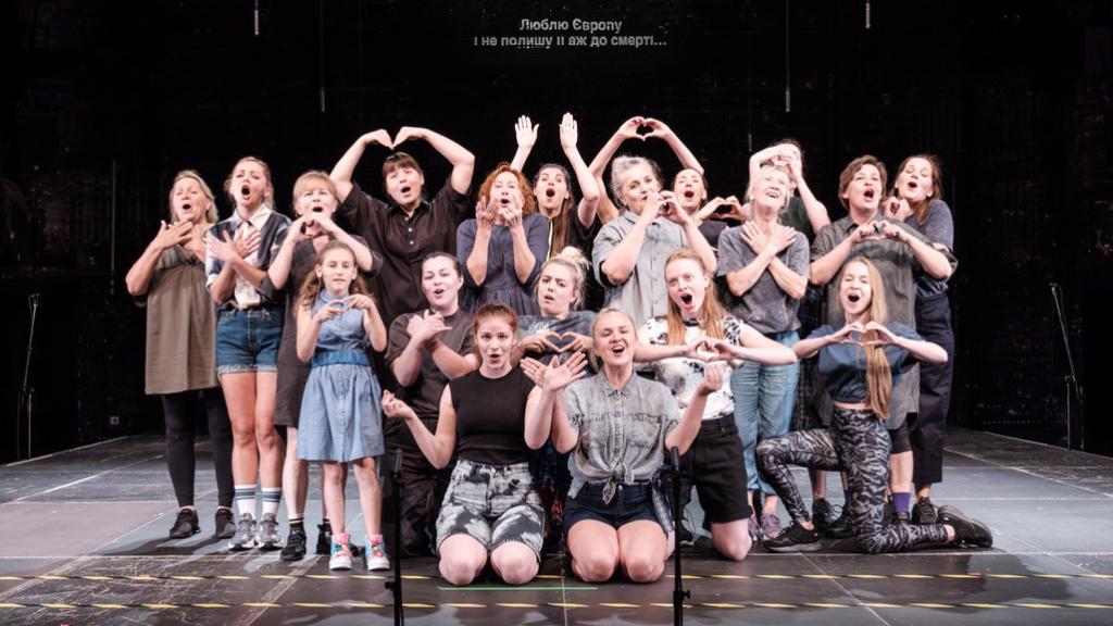 Un momento del espectáculo 'Mothers. A Song for Wartime', dirigido por Marta Górnicka. Foto: Bartek Warzecha