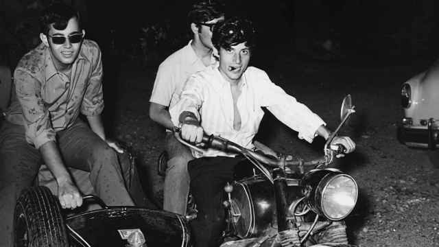 En la moto, Puig Antich, a los 23 años, en la boda de su hermana. Detrás de él, su amigo Xavier Garriga, también miembro del MIL