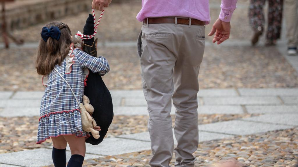 Una niña con su padre.