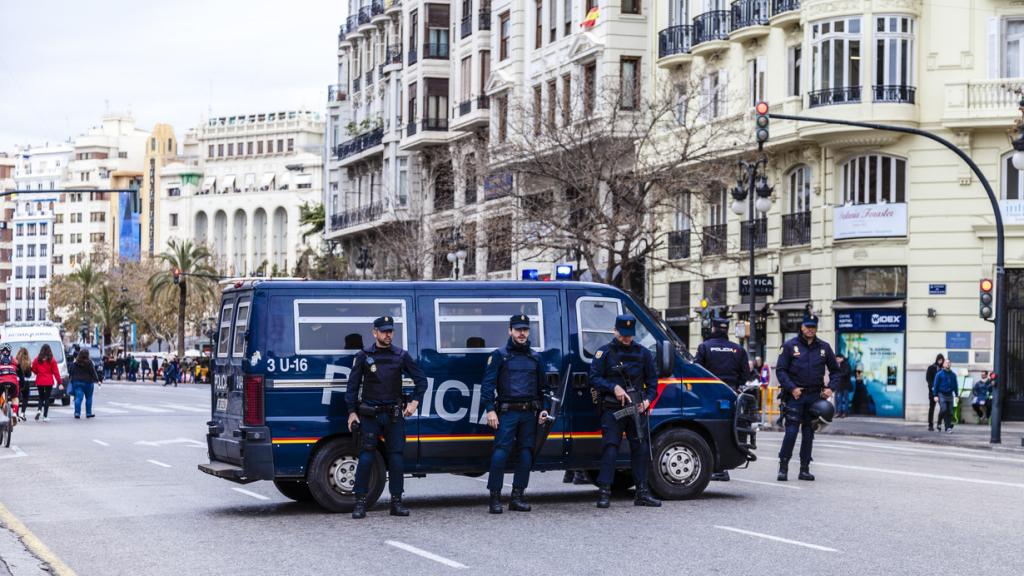 Imagen de archivo de efectivos de la Policía Nacional en Valencia.