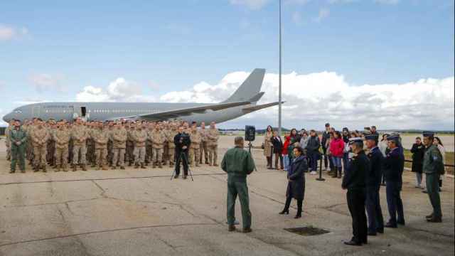 La ministra, al despedir esta mañana a los soldados en la base aérea madrileña.