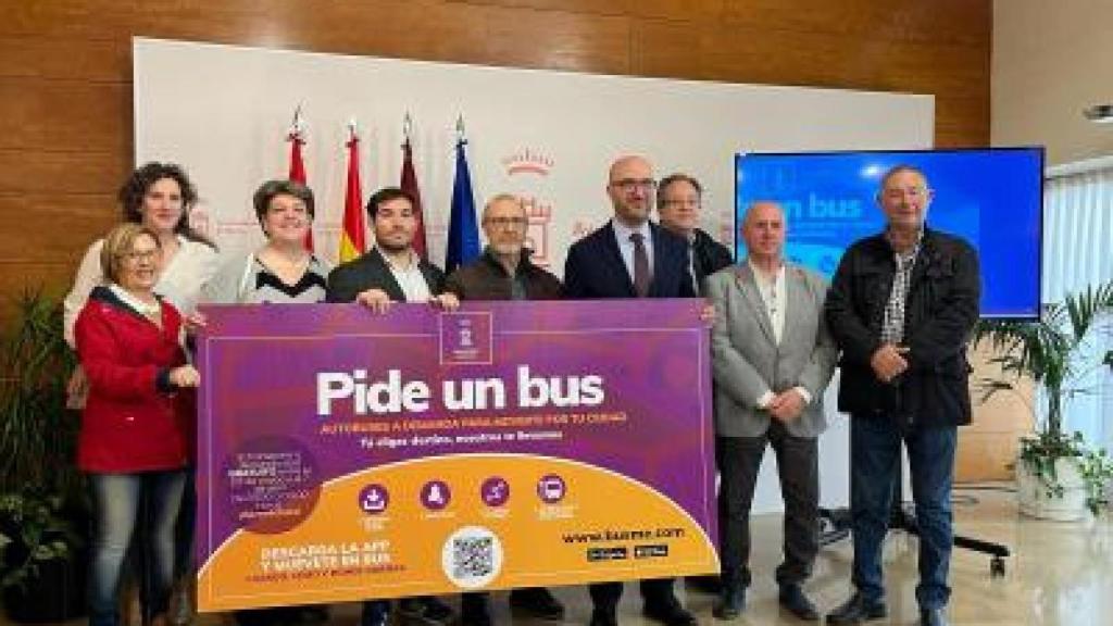 El concejal de Movilidad, José Francisco Muñoz, este lunes, durante la presentación del proyecto piloto del bus a demanda.