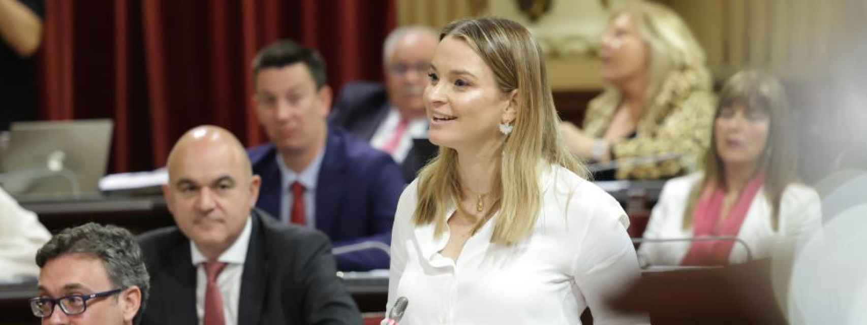 La presidenta balear, Marga Prohens, en el pleno del Parlament.