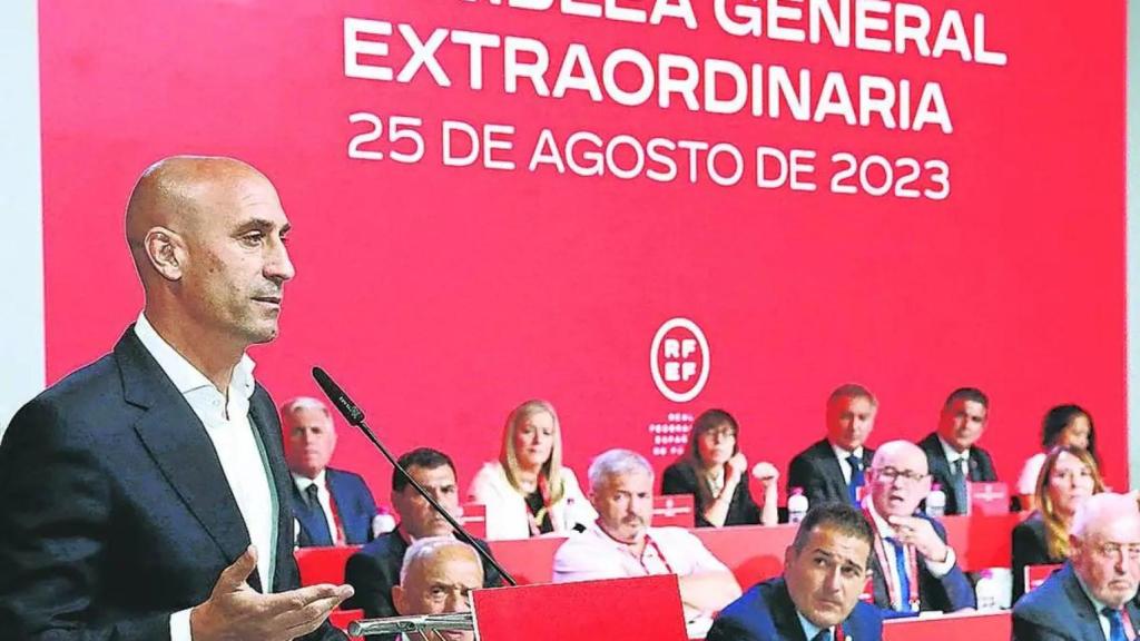 Rubiales en la Asamblea de la RFEF del pasado 25 de agosto de 2023 tras el beso a Jenni Hermoso.