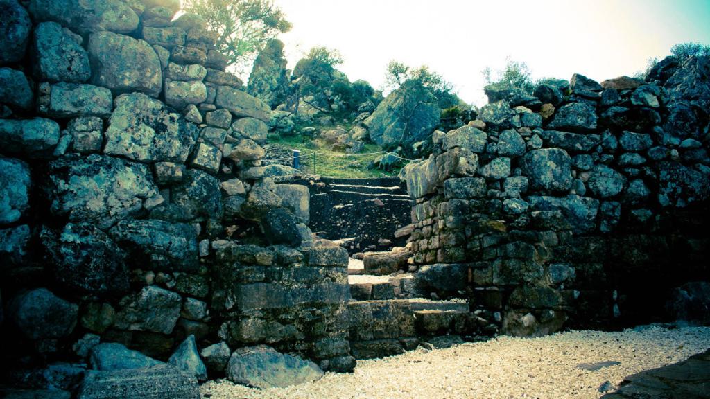 Acceso al foro por la entrada principal incrustada en la muralla perimetral.