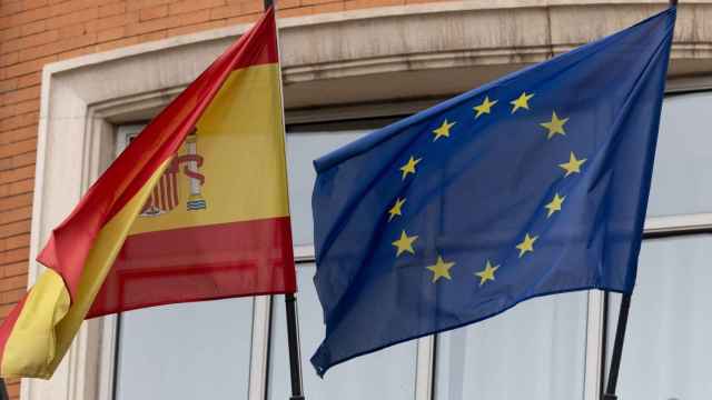 Una bandera de la Unión Europea junto a una bandera de España