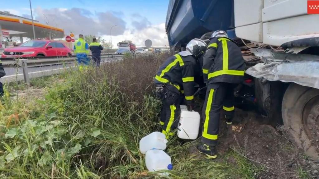Bomberos de la Comunidad de Madrid en el lugar del accidente en la A-3, a la altura de Rivas.