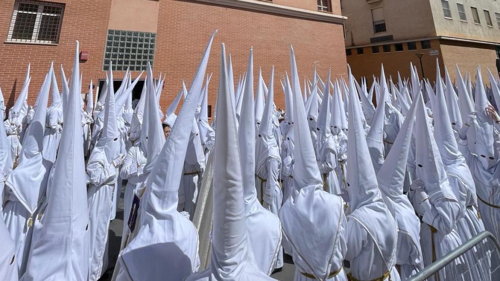 Nazarenos de la Virgen del Rocío.