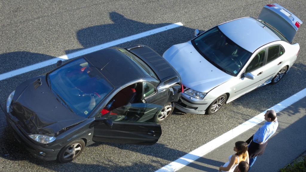 Accidente de dos coches en una carretera.