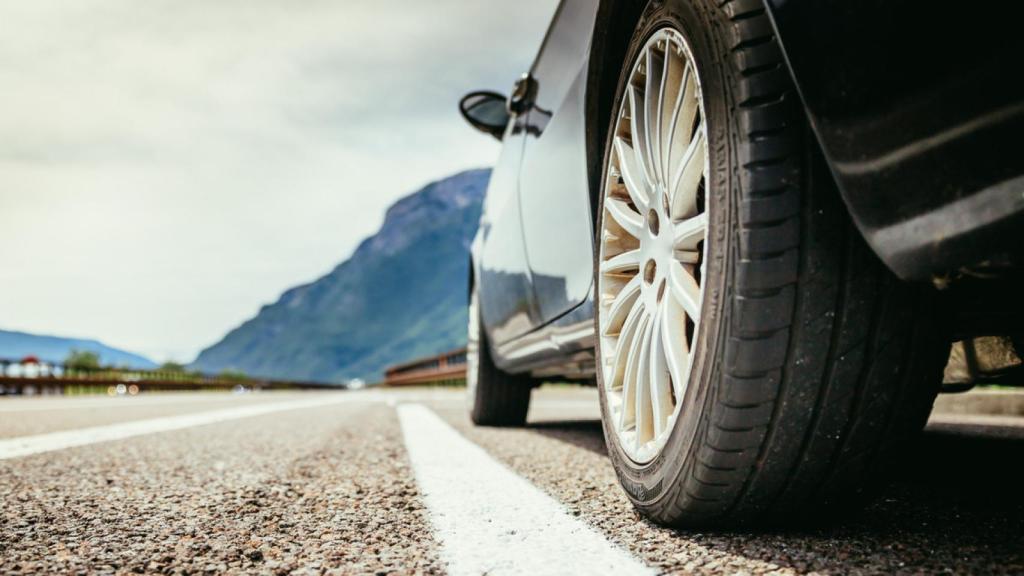 Coche en la carretera.