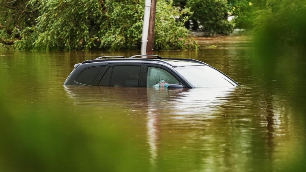 Imagen de un coche hundiéndose en el agua